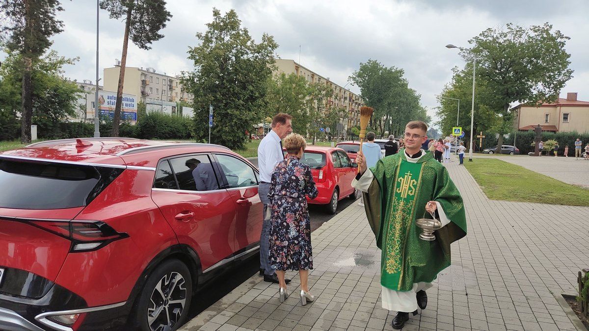 Ksiądz Rafał Rębisz  z parafii Trójcy Przenajświętszej święci pojazdy z okazji wspomnienia świętego Krzysztofa