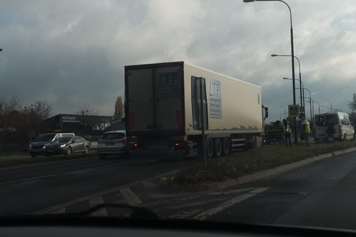 Scania uderzyła w tył busa do przewozu osób niepełnosprawnych na al. Tysiąclecia