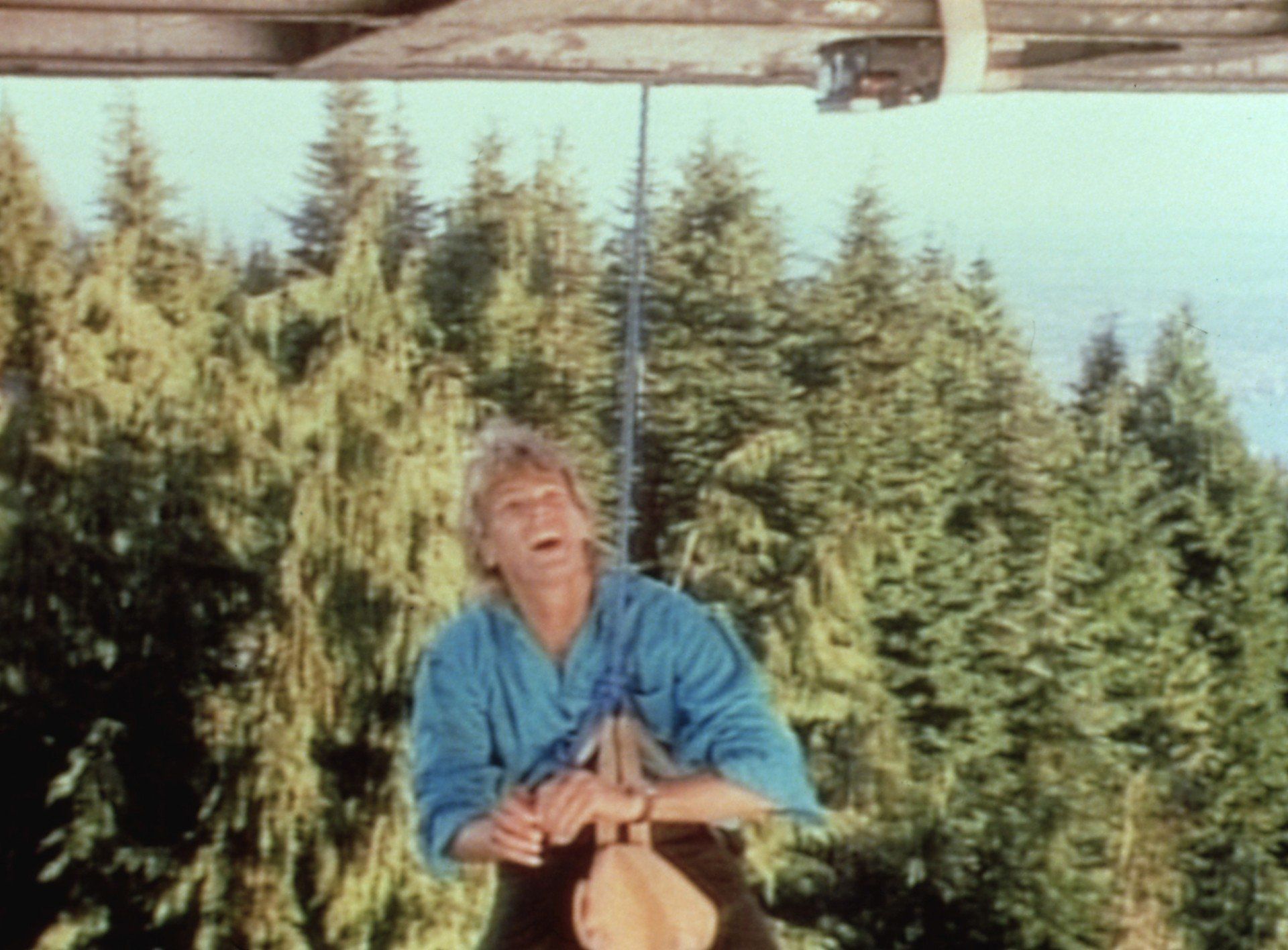 Scena z serialu MacGyver. Na zdjęciu Richard Dean Anderson.