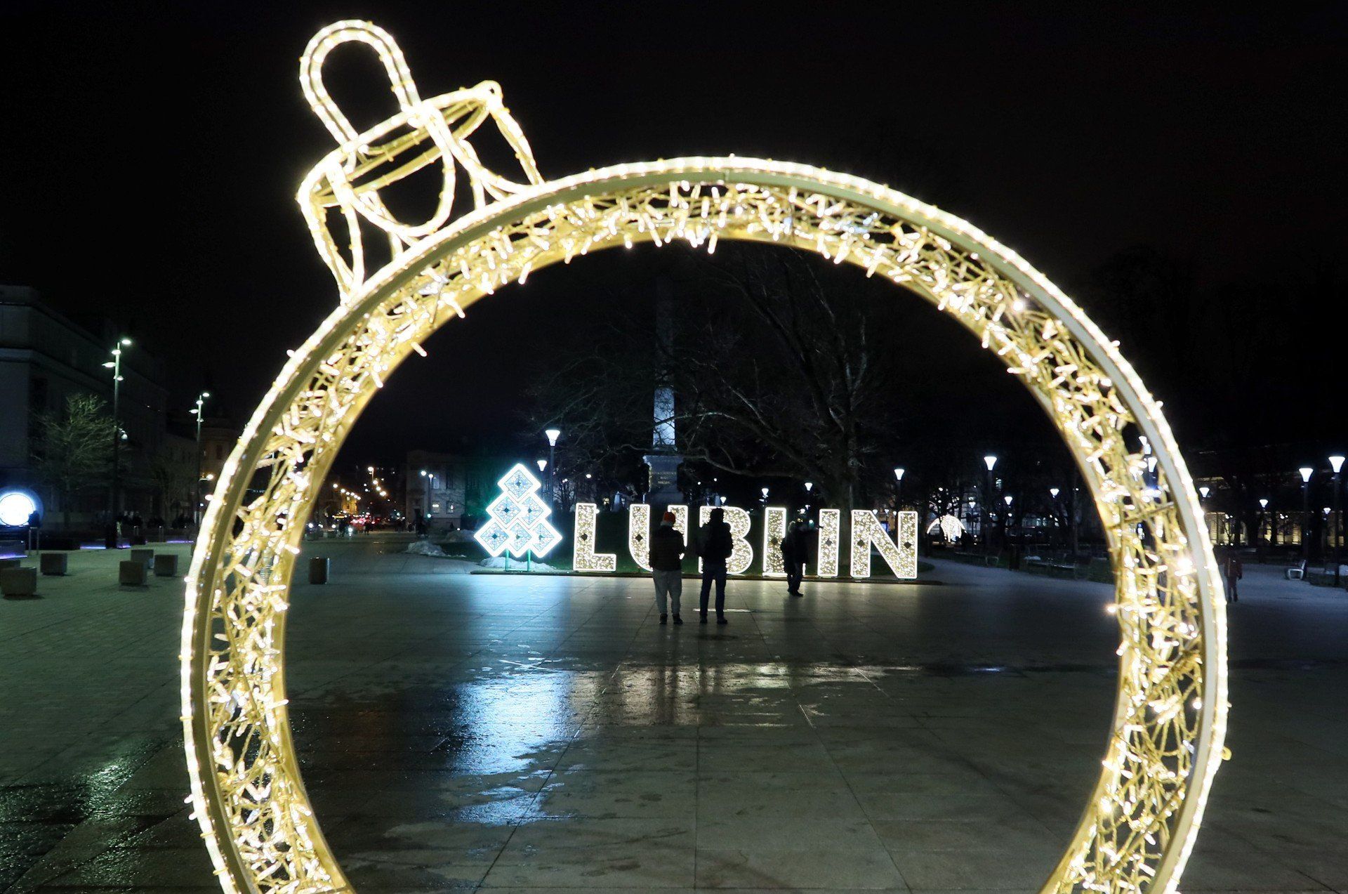Choinka miejska i świąteczne iluminacje już świecą.