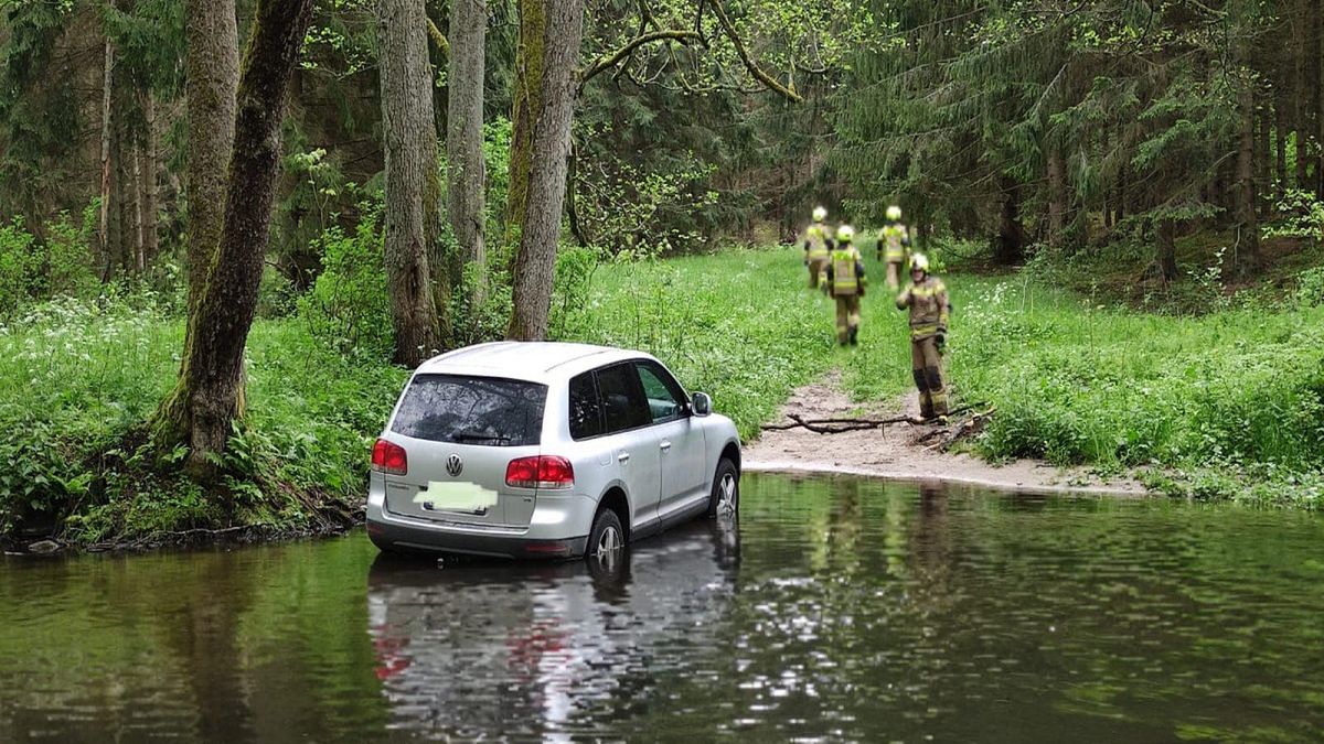 Zaparkował auto w rzece. Nie wiadomo, co stało się z właścicielem