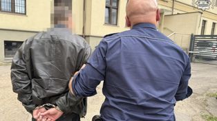 Z ukrycia fotografował bawiące się dzieci. W telefonie posiadał nieodpowiednie treści z udziałem małoletnich