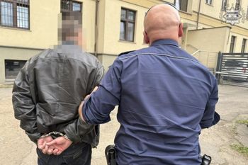 Z ukrycia fotografował bawiące się dzieci. W telefonie posiadał nieodpowiednie treści z udziałem małoletnich
