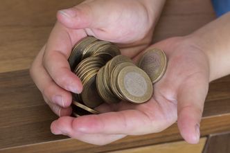 Niemcy. Trzylatek chciał kupić słodycze. Miał ponad 1 tys. euro przy sobie