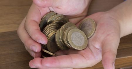 Niemcy. Trzylatek chciał kupić słodycze. Miał ponad 1 tys. euro przy sobie