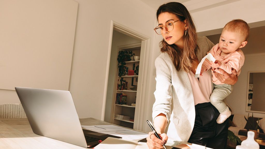Praca zdalna dla mam z dziećmi może być wyzwaniem, ale dobra organizacja pozwoli na połączenie obowiązków zawodowych z życiem rodzinnym