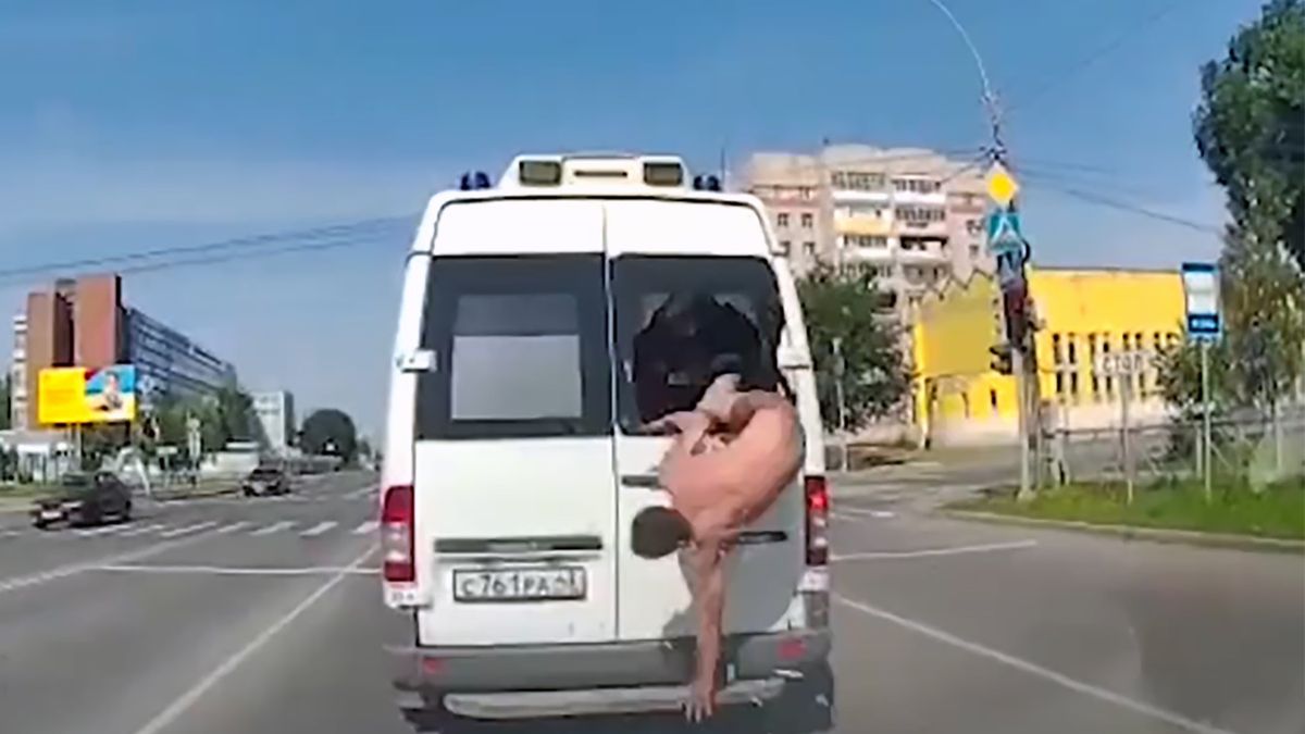 Mężczyzna wyskoczył z karetki prosto na ulicę