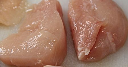 Gigantyczna afera. Polskie kurczaki karmione tłuszczami do smarów