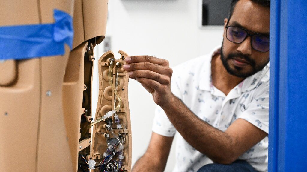 Ankit Joshi prezentuje wewnętrzne komponenty robota