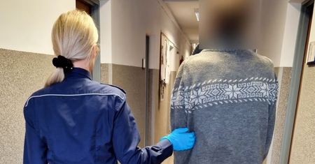 Okradł sklep, łup wypił w trakcie ucieczki. Uratowała go policjantka