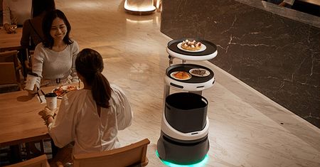 Robot w roli kelnera. Zobacz jak się sprawdza