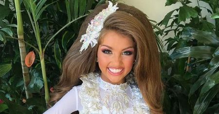W wieku dziewięciu lat została małą miss. Bez makijażu wygląda jak INNA OSOBA. Poznalibyście? (FOTO)