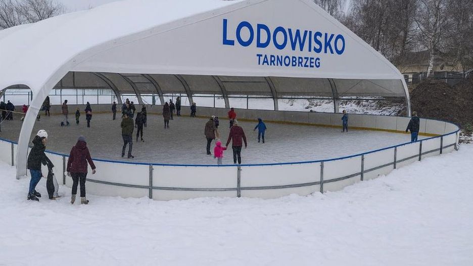 Na osiedlu Serbinów powstaje lodowisko. Fot. FB Łukasz Nowak - Prezydent Tarnobrzega / Chat GPT