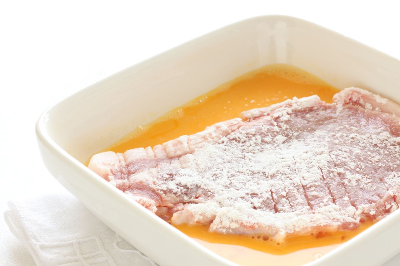 Sekret soczystych kotletów. Wymocz je w tym przed smażeniem