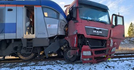 Groźny wypadek na przejeździe kolejowym w Nowej Wsi Ełckiej: tir zmiażdżony przez pociąg