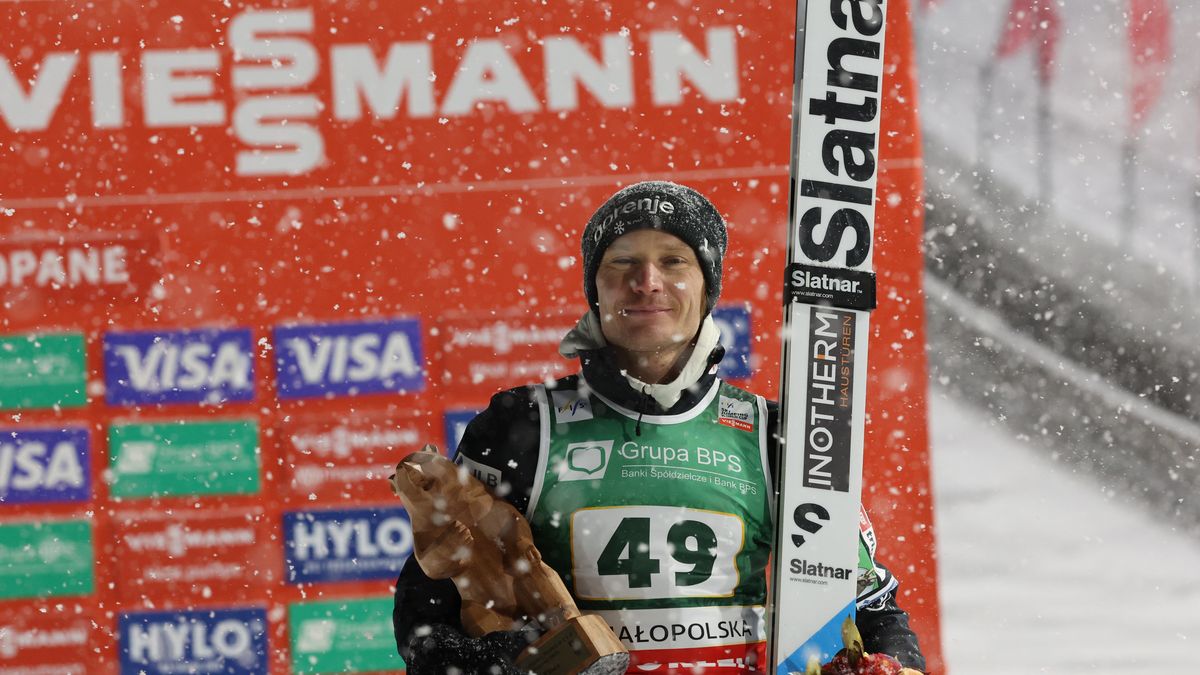 Zakopane, 11.01.2026. Skoczkowie na podium. Słoweniec Anze Lanisek wygrał zawody Pucharu Świata w skokach narciarskich w Zakopanem, 11 bm. Drugi był Austriak Jan Hoerl, a trzeci jego rodak Manuel Fettner. (mk) PAP/Grzegorz Momot