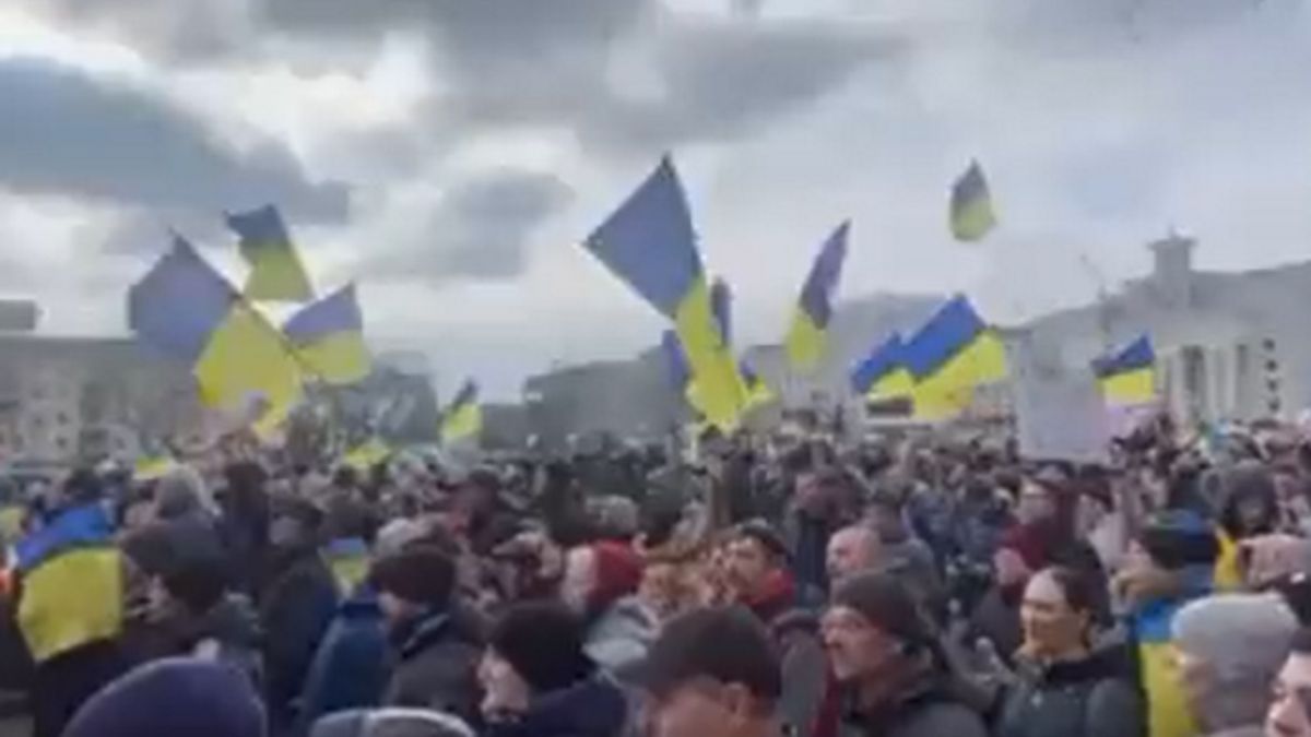 Ukraińcy wychodzą na ulice i stają oko w oko z armią wroga