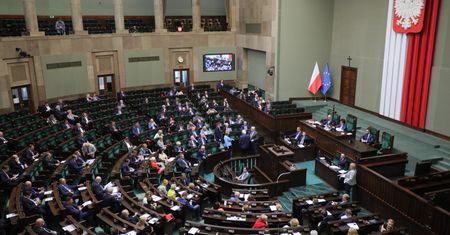 Najnowszy sondaż parlamentarny. Mniejsze ugrupowania walczą o wejście do Sejmu