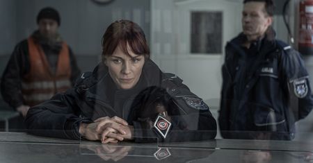 "Narkotyk-zombie" w szkołach, a Zawieja w mundurze. 3. sezon "Odwilży" wywraca wszystko do góry nogami. Co czeka nas dalej?