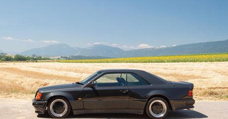 Prawdziwy gangus z krwi i kości na sprzedaż. Mercedes-Benz 300 CE 6.0 AMG "Hammer" trafił na aukcję