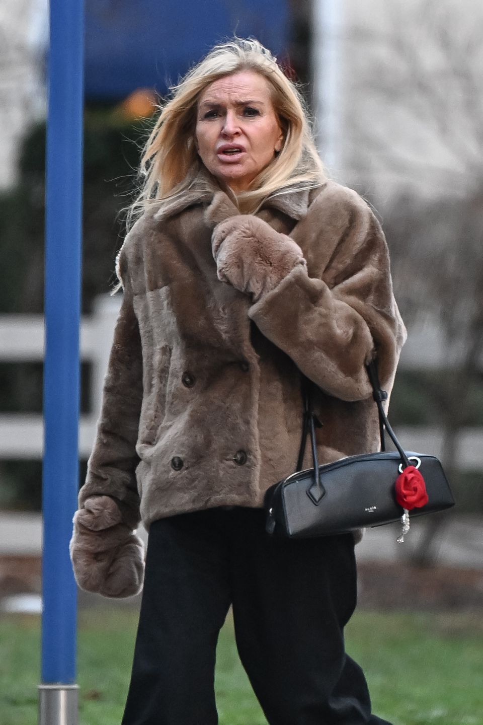 Monika Olejnik w futrze zmaga się z mroźnym wiatrem