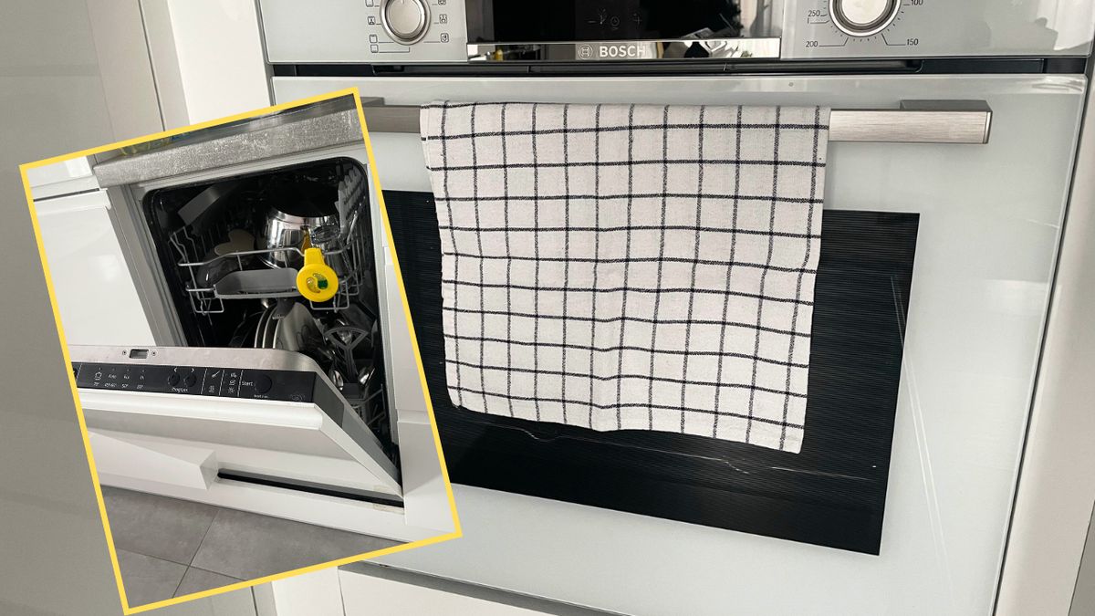 Ściereczka przewieszona przez rączkę piekarnika w kuchni