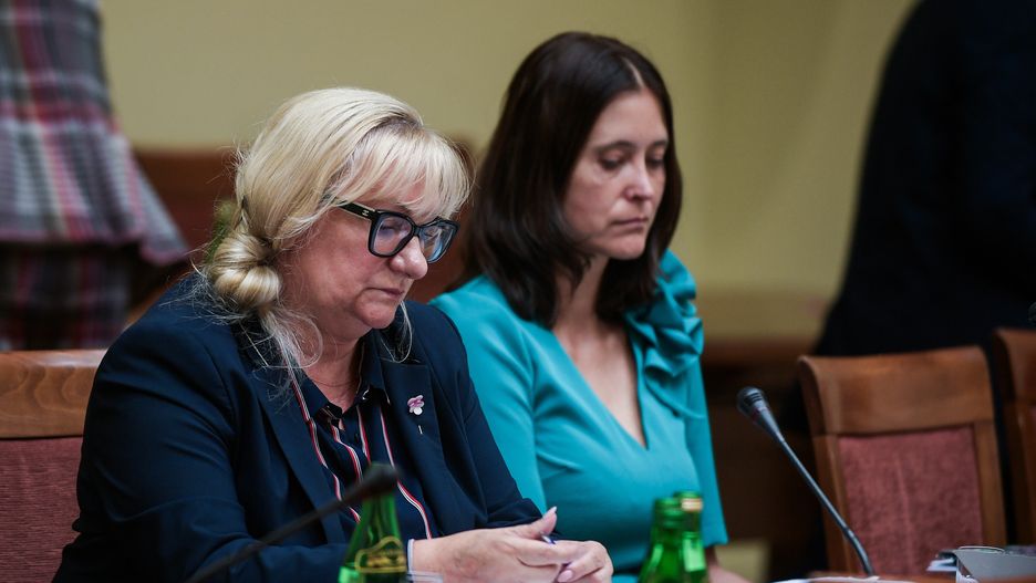 Członkinie komisji ds. pedofilii: Barbara Chrobak (L) i Hanna Elżanowska (P) podczas posiedzenia sejmowej komisji sprawiedliwości w Sejmie