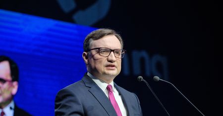 Liderzy PiS nieobecni. Człowiek Ziobry się tłumaczy