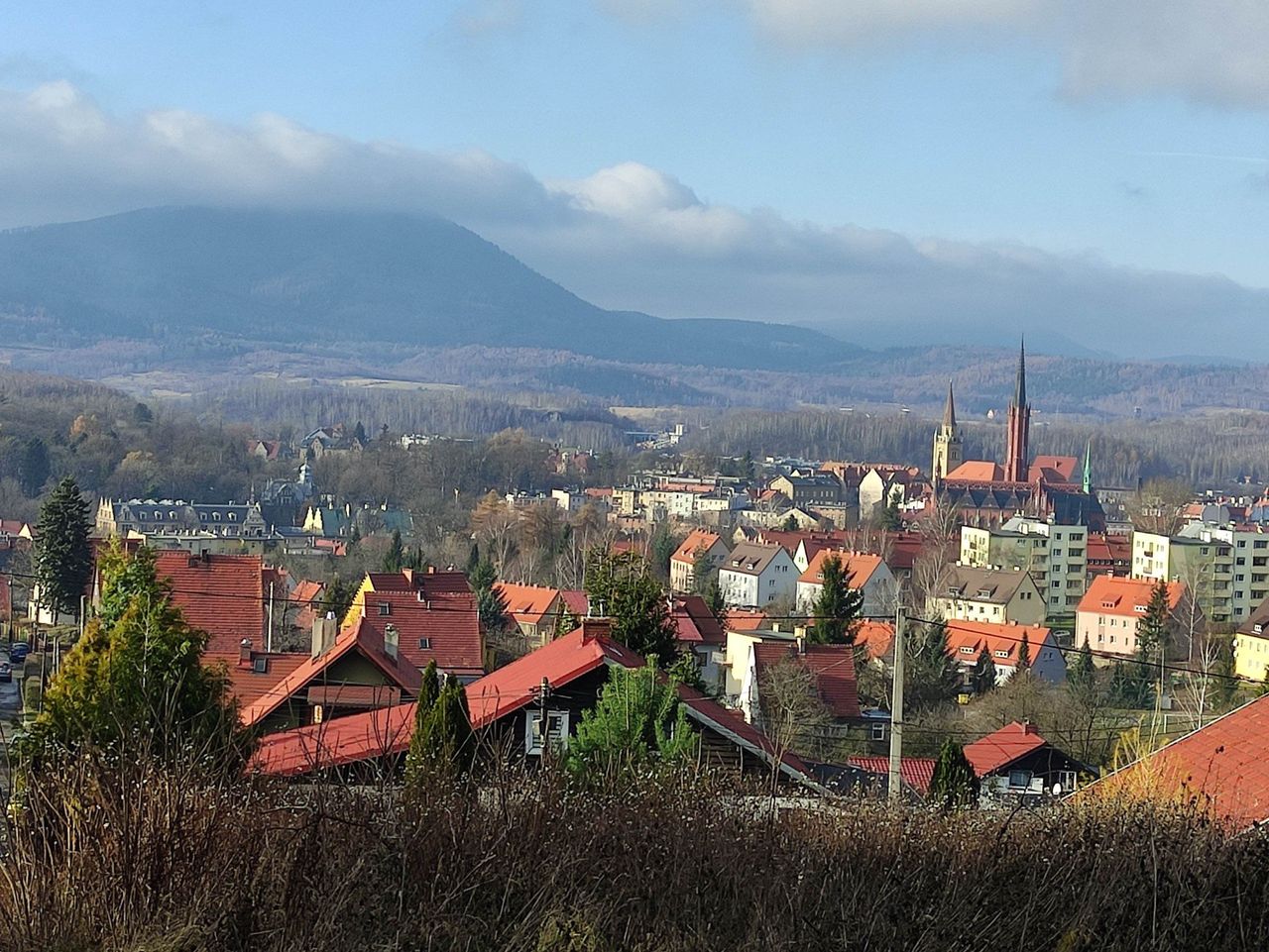 Niedźwiadki w Górach Wałbrzyskich o krok od centrum miasta. To trzy szczyty, dwa osiedla i niezliczone tajemnice - poznaj i zobacz