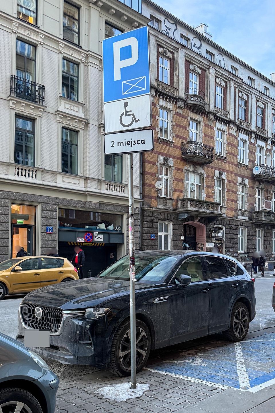 Radosław Majdan parkuje na zakazie