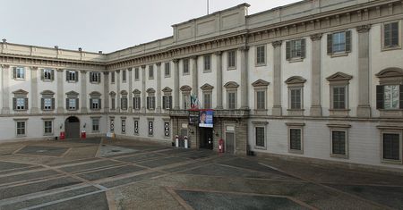 Mediolan. Stawił się w Pałacu Królewskim. Oświadczył, że jest następcą tronu