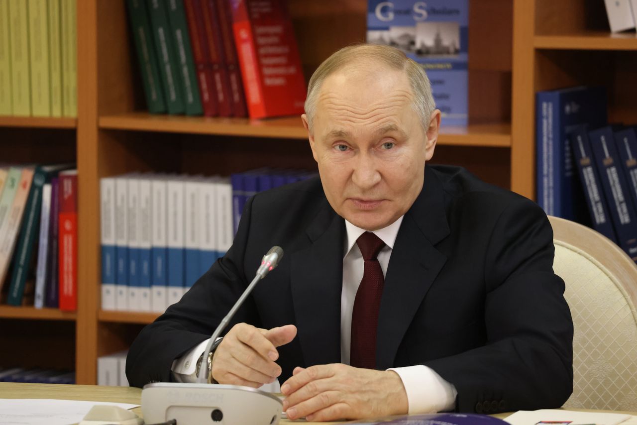 EU plans new sanctions, bolsters military aid to Ukraine