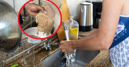 Włożyła mięso do zlewu i zaniemówiła. Zdjęcie opublikowała w sieci