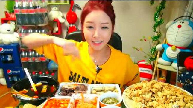 Ta kobieta zarabia 9 tys. dolarów miesięcznie przed komputerem. Co robi? 1