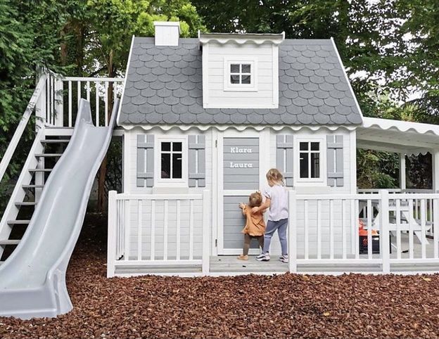 Anna i Robert Lewandowscy z córkami (