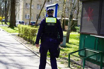 Bezdomny utknął w wiacie śmietnikowej. "Wołał o pomoc"