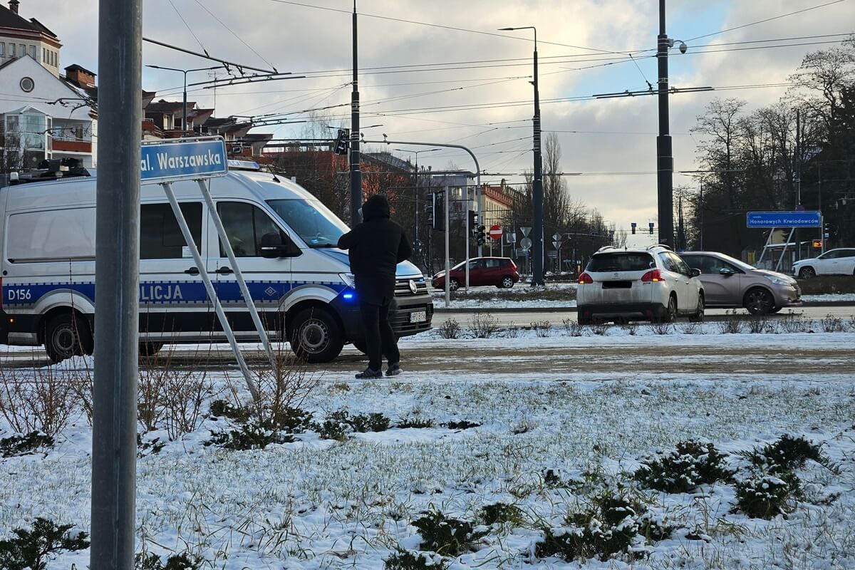 Renault uderzył w peugeota na rondzie Honorowych Krwiodawców w Lublinie
