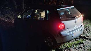 Tczów: Uciekł przed policją, porzucił volkswagena i pobiegł do lasu