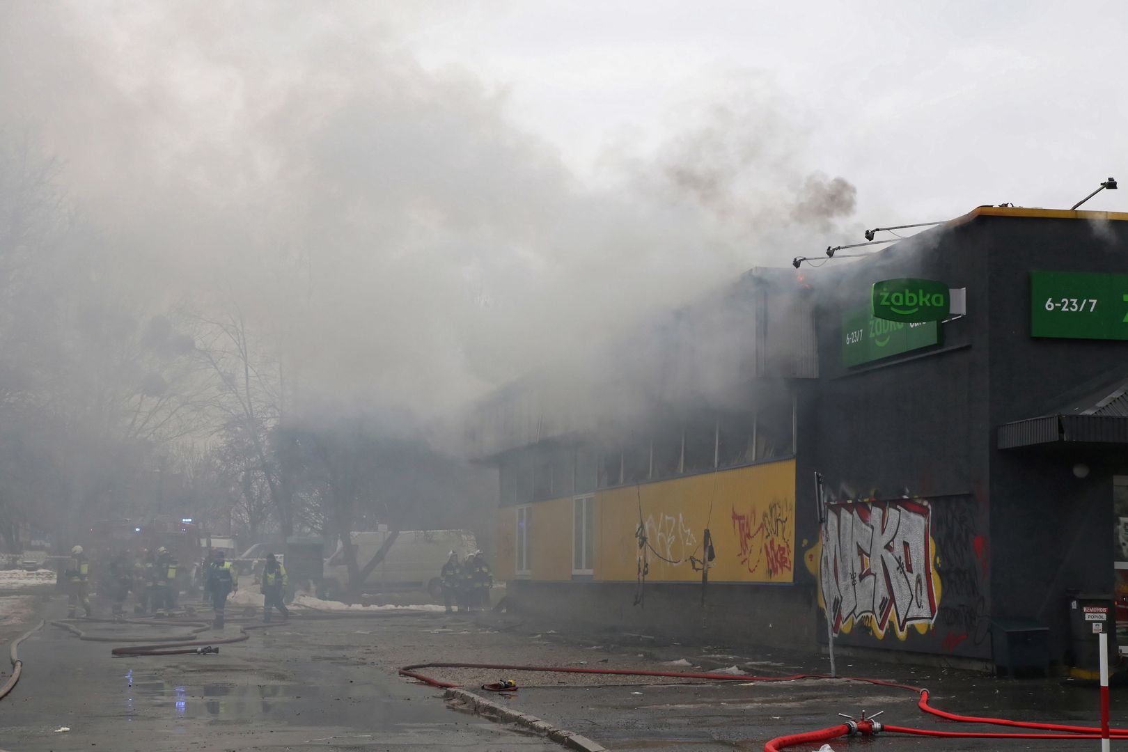 Pożar Żabki w Opolu. Gasi ją trzynaście zastępów straży pożarnej