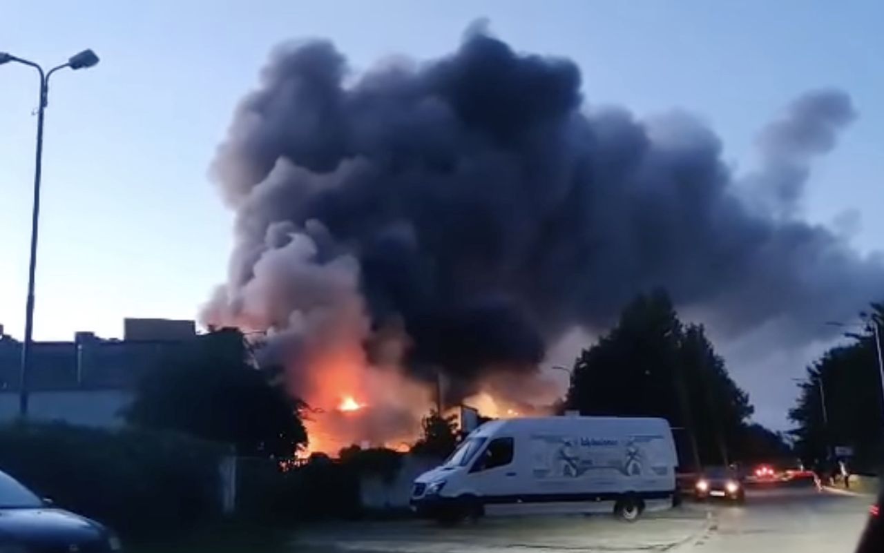 Wrocław. Pożar hali magazynowej przy ul. Swojczyckiej. Zawalił się dach