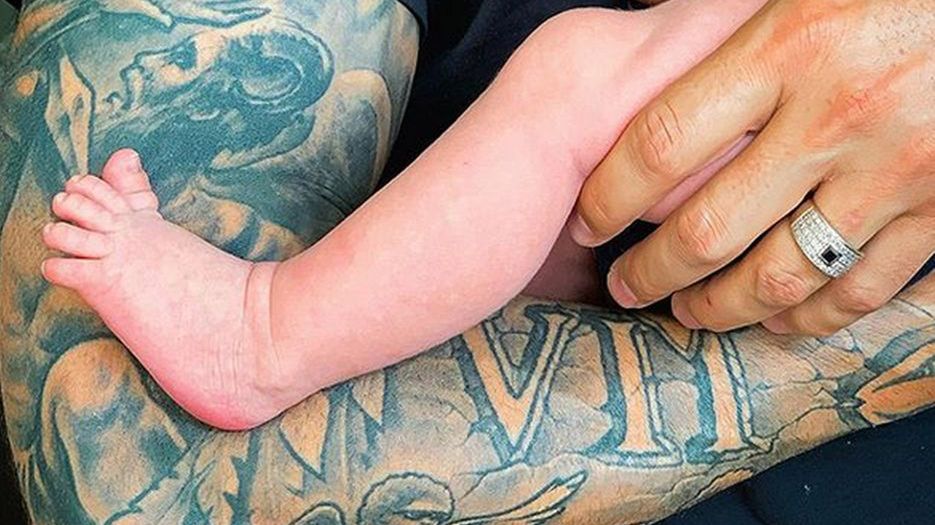 Mały Henio, synek Radosława Majdana i Małgorzaty Rozenek-Majdan, na rękach ojca