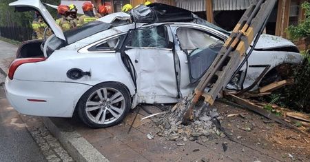 Niebezpieczne zdarzenie w Zakopanem. Auto wjechało w budynek