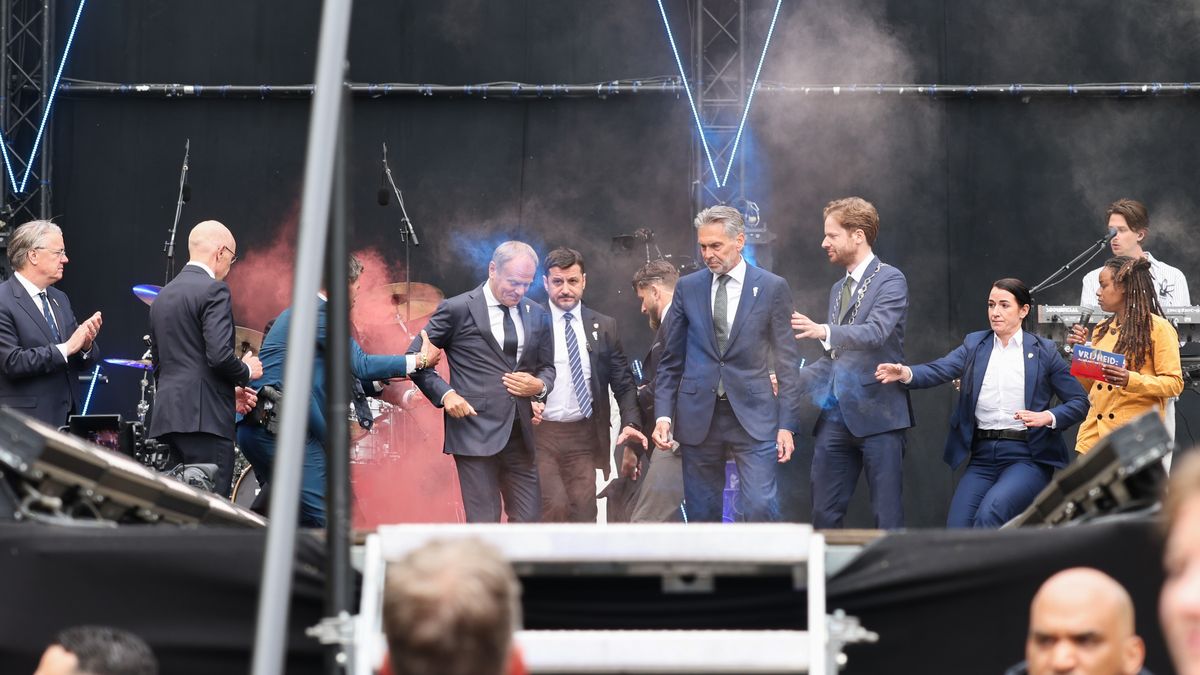 Donald Tusk został wyprowadzony ze sceny po tym, jak 
