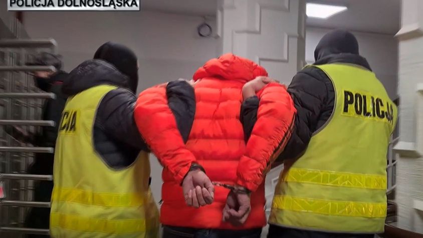 Wrocław. "Tulipan" w rękach policjantów. Udawał lekarza i oszukał kobietę na blisko 270 tys. zł