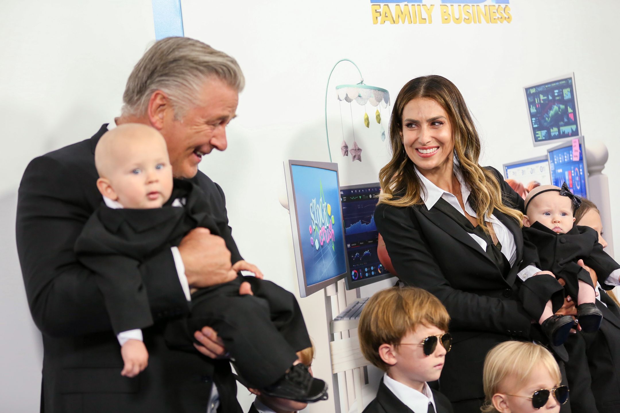 Alec Baldwin i Hilaria Baldwin z dziećmi