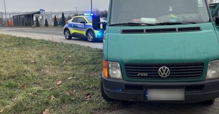 Kobieta wypadła z auta. Policja ukarała męża