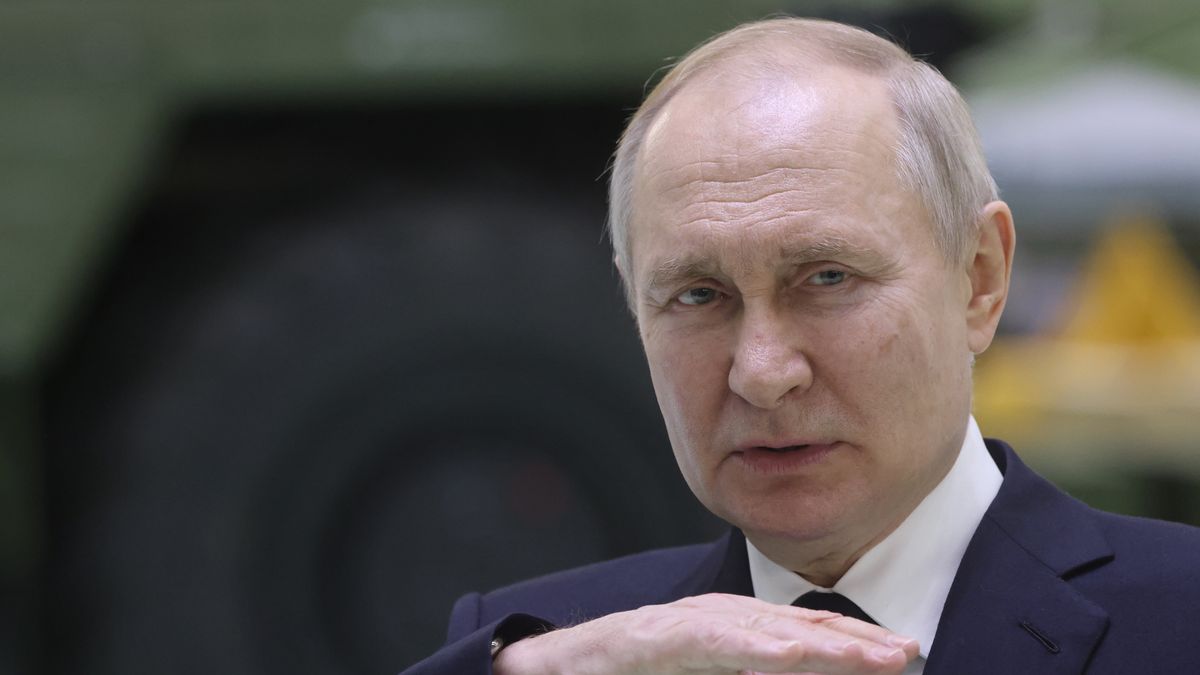 SAINT PETERSBURG, RUSSIA - JANUARY,18 (RUSSIA OUT) Russian President Vladimir Putin speaks during his meeting with workers at the Obukhov State Plant as a military vehicle seen in the background on January,18,2023, in Saint Petersburg, Russia. Vladimir Putin arrived to Saint Petersburg for a one-day visit. (Photo by Contributor/Getty Images)