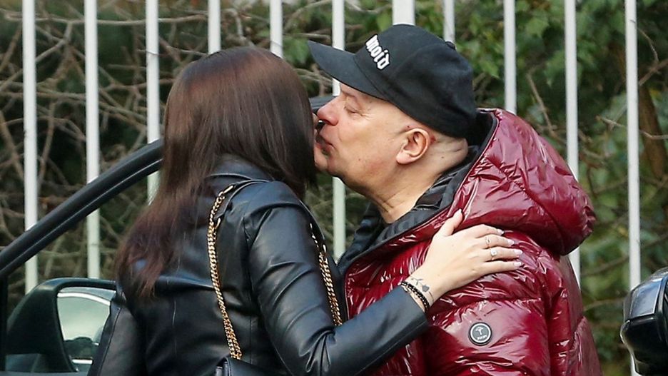 Krzysztof Skiba i Karolina Kempińska całują się przy aucie