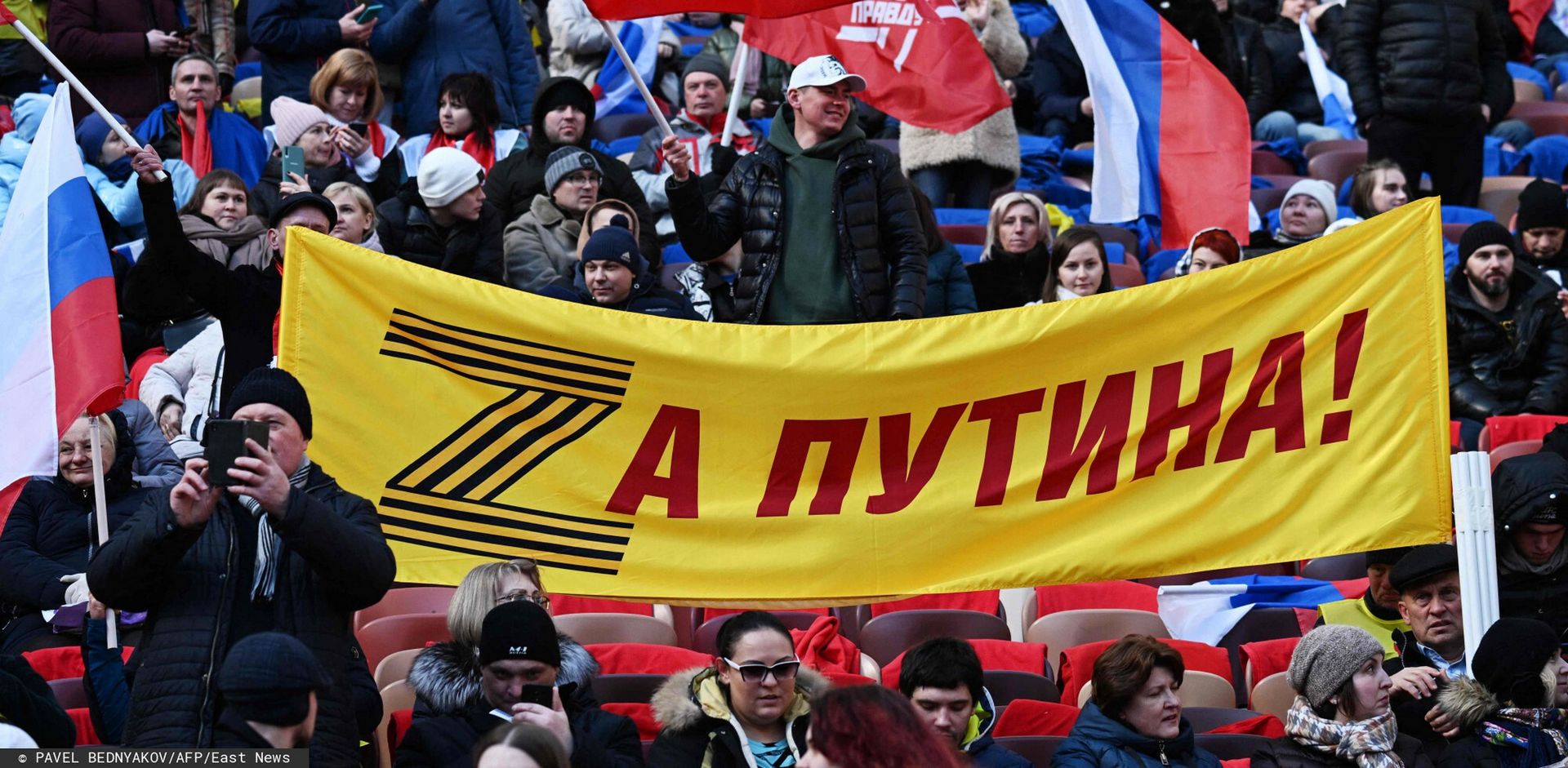 Wiec proputinowski na moskiewskim stadionie Łużniki w 8 rocznicę bezprawnej aneksji Krymu przez Rosję. Napis głosi: "Za Putina!"