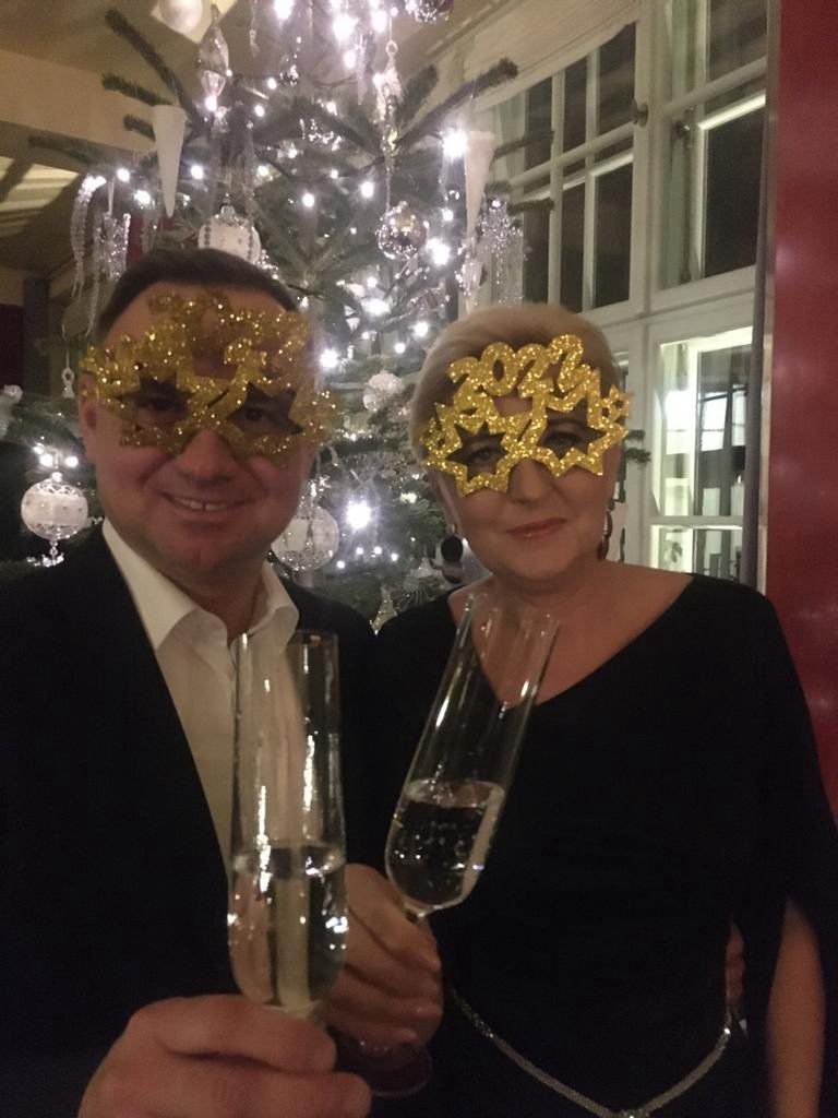 Sylwestrowy Andrzej Duda składa życzenia w FIKUŚNYCH OKULARKACH. Fani: "JAK ELTON JOHN"